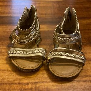 Gold girls sandal, Cat & Jack, size 5